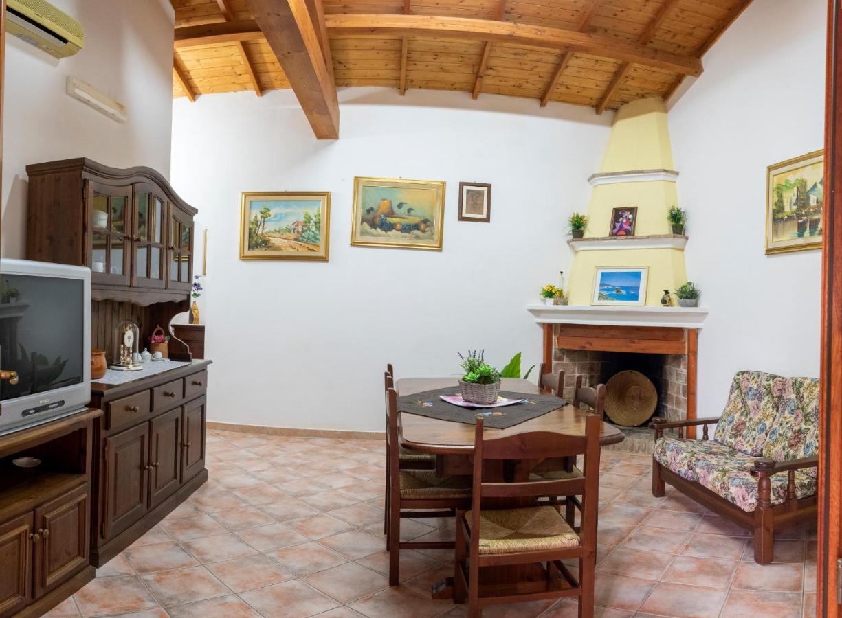 Is Cuccus Bed and Breakfast Masainas Εξωτερικό φωτογραφία